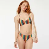 Top de bikini con estampado de rayas verticales en tonos marrón, verde, naranja y rosa. Diseño de triángulo con tirantes finos y detalle fruncido en el centro del busto.