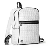 Mochila blanca con diseño acolchado a cuadros, cierre superior con cremallera y bolsillo frontal con cremallera. Asas ajustables con logo de la marca en negro.