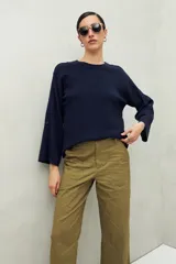 Pantalón recto color verde militar, de algodón, con bolsillos de parche y calce relajado.