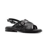 Sandalias bajas de cuero color borgoña, con diseño calado y hebilla dorada.