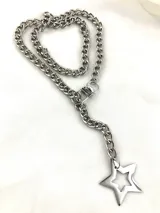 Collar plateado de cadena con dije de estrella calada.