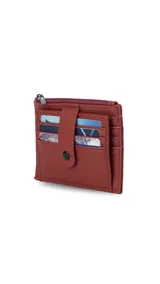 Tarjetero negro de símil cuero con presilla frontal y capacidad para 11 tarjetas. Incluye un visor transparente y un bolsillo con cierre para monedas o billetes.
