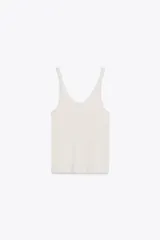 Musculosa blanca de breteles finos y escote redondo con detalle de tul a tono.