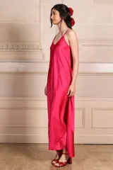 Vestido largo negro de breteles finos y escote en V.