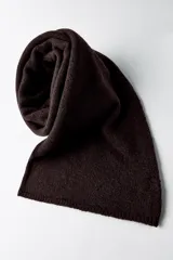 Bufanda rectangular color negro.
