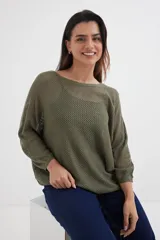 Sweater negro de tejido calado con mangas 3/4 y escote amplio.