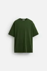 Camiseta verde oscuro de algodón, corte relaxed fit, cuello redondo y manga corta.