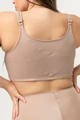 Soutien sin aro, corrector de postura color blanco, con breteles anchos regulables y espalda reforzada.