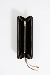 Billetera grande Bimba y Lola color marrón claro con cierre de cremallera, logo de la marca en dorado y correa de mano con el nombre de la marca.