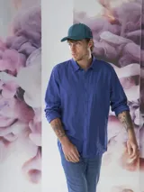 Camisa azul marino de lino y algodón, de manga larga con cuello clásico y bolsillo en el pecho.
