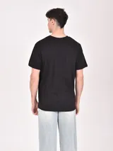 Remera negra de manga corta con estampado blanco del mapa de la ciudad de Tokio.