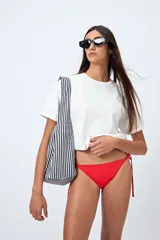 Bombacha de bikini blanca con tiras regulables a los costados.