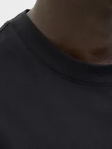 Musculosa negra de algodón Better Cotton, con cuello redondo y corte relajado. Estampado frontal con el logo de la marca Jack & Jones y un diseño geométrico con efecto degradado.