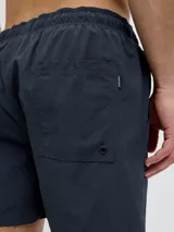 Short de baño azul marino con cintura elástica, cordón ajustable, bolsillos delanteros y trasero. Confeccionado en tejido plano de nylon y poliéster.