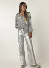 Pantalón plateado de corte oxford, confeccionado en tela metalizada elastizada.