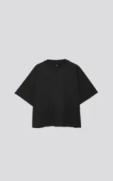 Remera negra de manga corta con calce boxy fit, realizada en tejido jersey 24/1 americano.