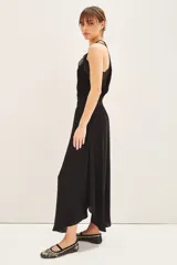Falda midi negra con tajo lateral, breteles finos y escote en V con encaje.