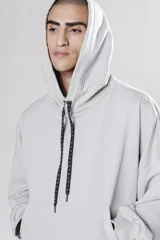 Hoodie corto color gris claro, de corte holgado, con capucha y cordones negros.