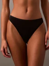 Conjunto de lencería negro, compuesto por un corpiño strapless con aro y una bombacha tipo colaless.