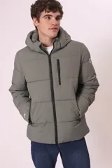 Campera puffer gris con capucha, cierre frontal con cremallera y bolsillos laterales con cierre.