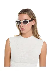 Lentes de sol Tiwi modelo Colette, con montura color beige brillante y lentes con degradé verde.