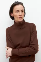 Polera de manga larga color marrón chocolate, con cuello alto tipo tortuga.