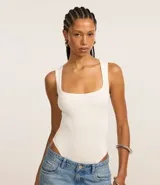 Body musculosa sin costuras color blanco, con escote cuadrado, textura acanalada y cierre inferior con broches.