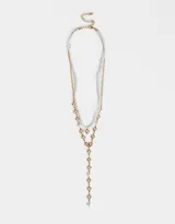 Collar doble con cadena dorada, una con perlas y dije de corazón, y otra con corazones de cristal.