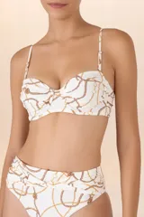 Top de traje de baño corsetero blanco con estampado de cadenas doradas y marrones, drapeado en las copas y costados, breteles y volado removibles, varilla y ajuste en la espalda.