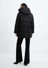 Campera puffer negra con capucha, cierre frontal con cremallera y bolsillos laterales con cierre.