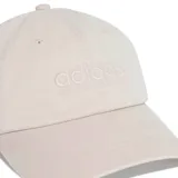 Gorra de béisbol color beige con logo Adidas bordado en el frente.