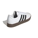Championes Adidas VL Court Base, color blanco con detalles en negro y suela marrón.