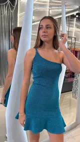 Vestido corto turquesa brillante de un solo hombro, ajustado al cuerpo.