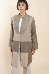 Camisa larga con cuello Mao, y manga con tajo y detalle con botón . Realizada con un mix de telas diseñadas exclusivamente por Don Baez. Prenda liviana, descontracturada, para usar todo el año. Tela 100% lana fina sin teñir.