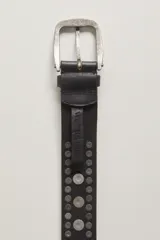 Cinturón de cuero negro con tachuelas metálicas plateadas de diferentes tamaños y hebilla metálica envejecida.