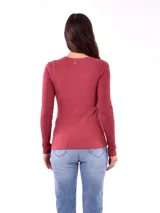 Remera de punto acanalado color borgoña, de corte ajustado y mangas largas.