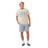 Bermuda celeste de corte recto, con cintura elastizada y botón. Confeccionada en tejido de cordón. Largo 20'.