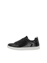 Zapatillas urbanas Only de cuero sintético color negro, con cordones y suela blanca de goma.