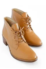 Botines color camel texturizado de cuero vacuno, con cordones frontales y tacón bloque de madera clara de 6 cm.