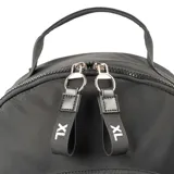 Mochila negra de poliéster con doble cierre superior y bolsillo frontal con cierre. Tiene dos bolsillos laterales abiertos, un bolsillo interno con cierre y dos abiertos. Las correas son regulables y los herrajes plateados.