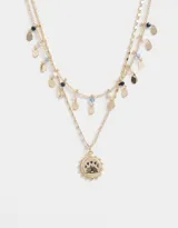 Set de dos collares cortos dorados, uno con cadena de eslabones y colgantes de discos y cuentas de colores, y otro con dije de sol.