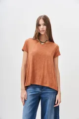 Remera de algodón peruano color terracota, con textura jaspeada, corte holgado y ruedo redondeado e irregular.