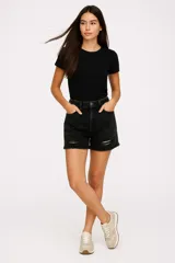 Short de jean negro con roturas y calce alto.