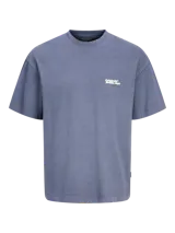 Camiseta azul de manga corta y cuello redondo con estampado pequeño en el pecho.
