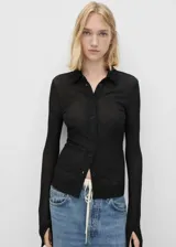 Blusa negra de manga larga con cuello camisero y cierre frontal con botones.