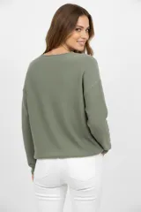 Sweater color verde oliva de punto con cuello redondo y mangas largas.