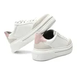 Championes blancos de cuero sintético con plataforma, cordones plateados y detalles en rosa y gris.