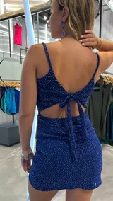 Minivestido azul con lentejuelas plateadas, breteles finos y corte ajustado.