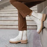 Botas Chelsea de cuero vacuno negro con elásticos laterales, cierre interno y suela de goma artesanal.