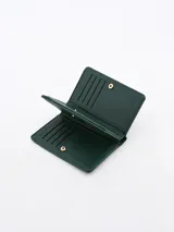 Billetera rectangular color verde oscuro con cierre de cremallera y detalles metálicos plateados.